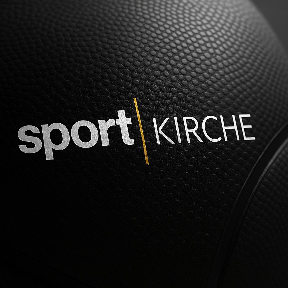 Sportkirche-Logo auf einem strukturierten schwarzen Basketball – weiß-gelber Schriftzug auf dunklem Hintergrund.