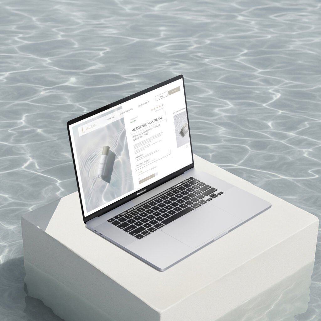 Laptop mit geöffneter Lirelan-Website, dargestellt auf einem weißen Podest im Wasser – zeigt Produktseite für Naturkosmetik
