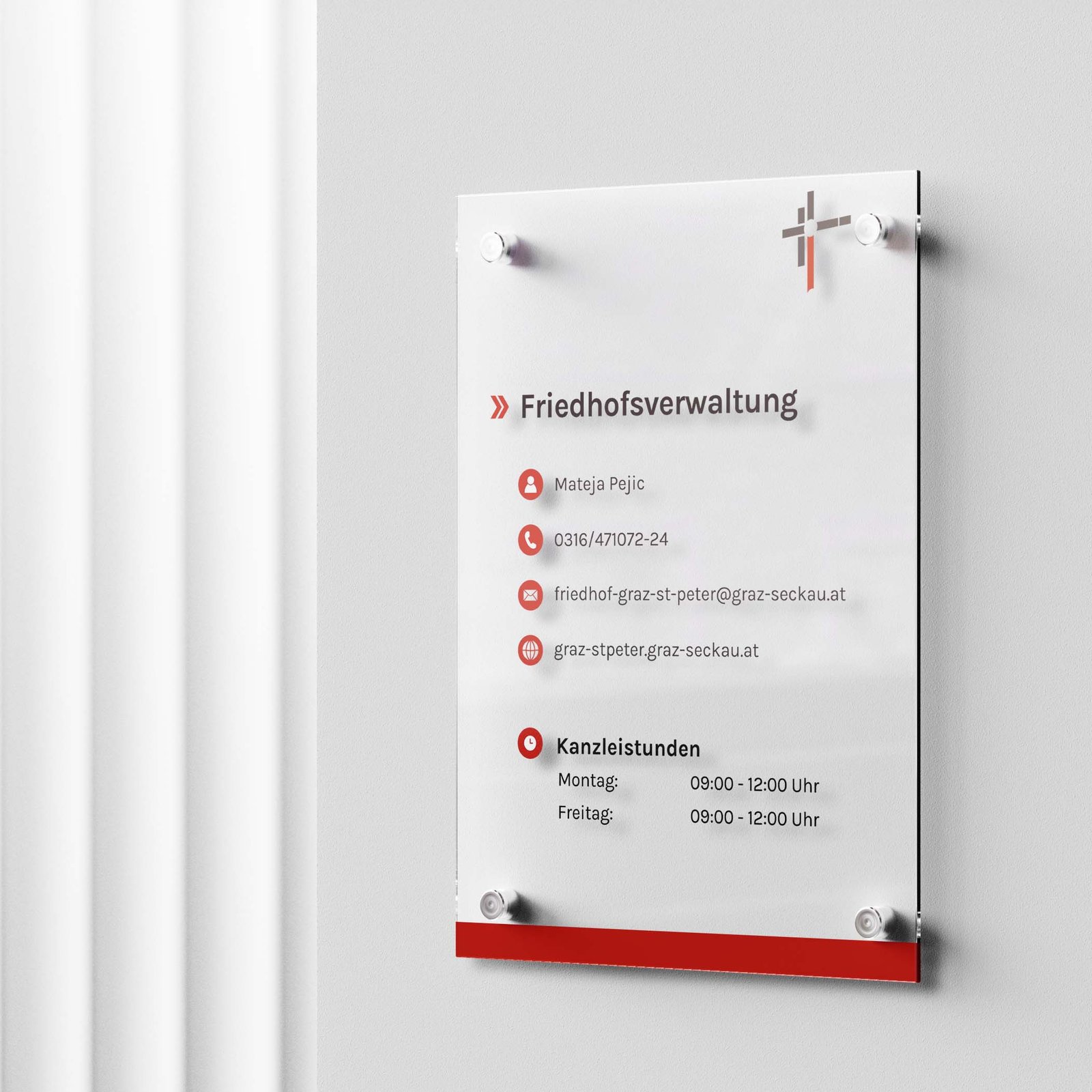 Transparente Acryltafel mit Kontaktinformationen und Kanzleistunden der Friedhofsverwaltung Graz-St. Peter, montiert an weißer Wand.