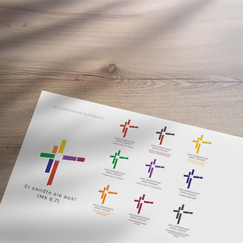 Übersicht mehrerer bunter Kreuz-Logovarianten für den Seelsorgeraum Graz-Südost, dargestellt auf weißem Hintergrund.
