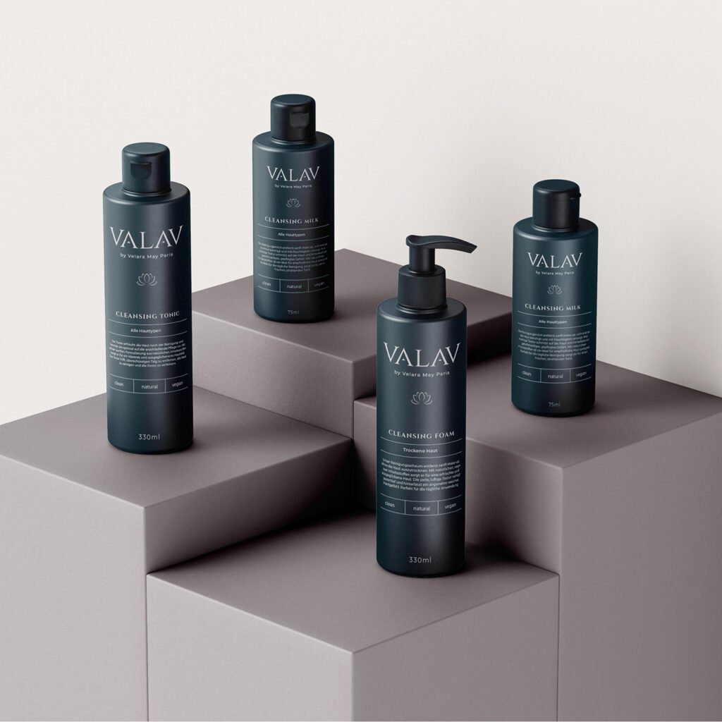 Vier Kosmetikflaschen auf würfelförmigem Podest – Produktdesign für VALAV im minimalistischen Stil.