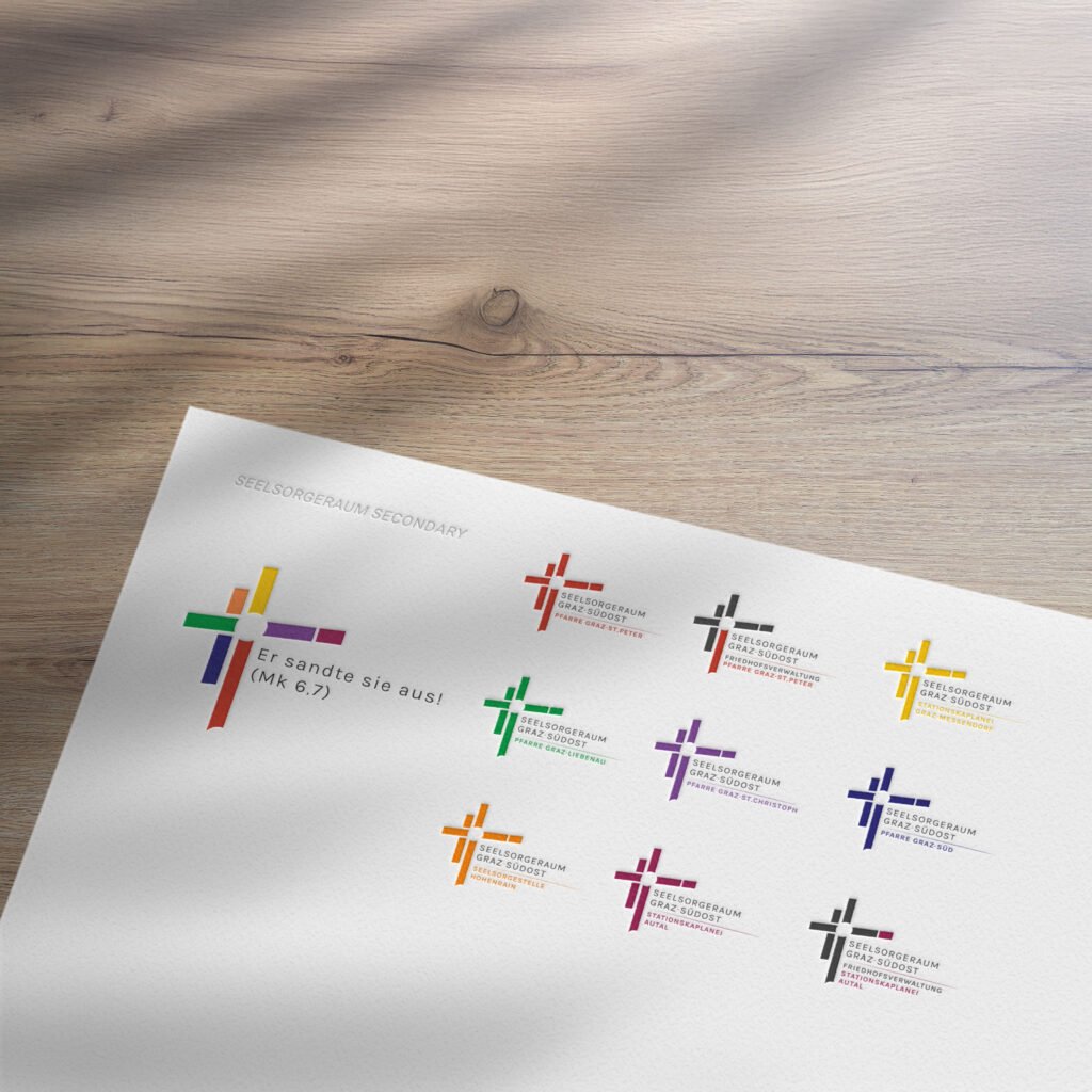 Übersicht mehrerer bunter Kreuz-Logovarianten für den Seelsorgeraum Graz-Südost, dargestellt auf weißem Hintergrund.