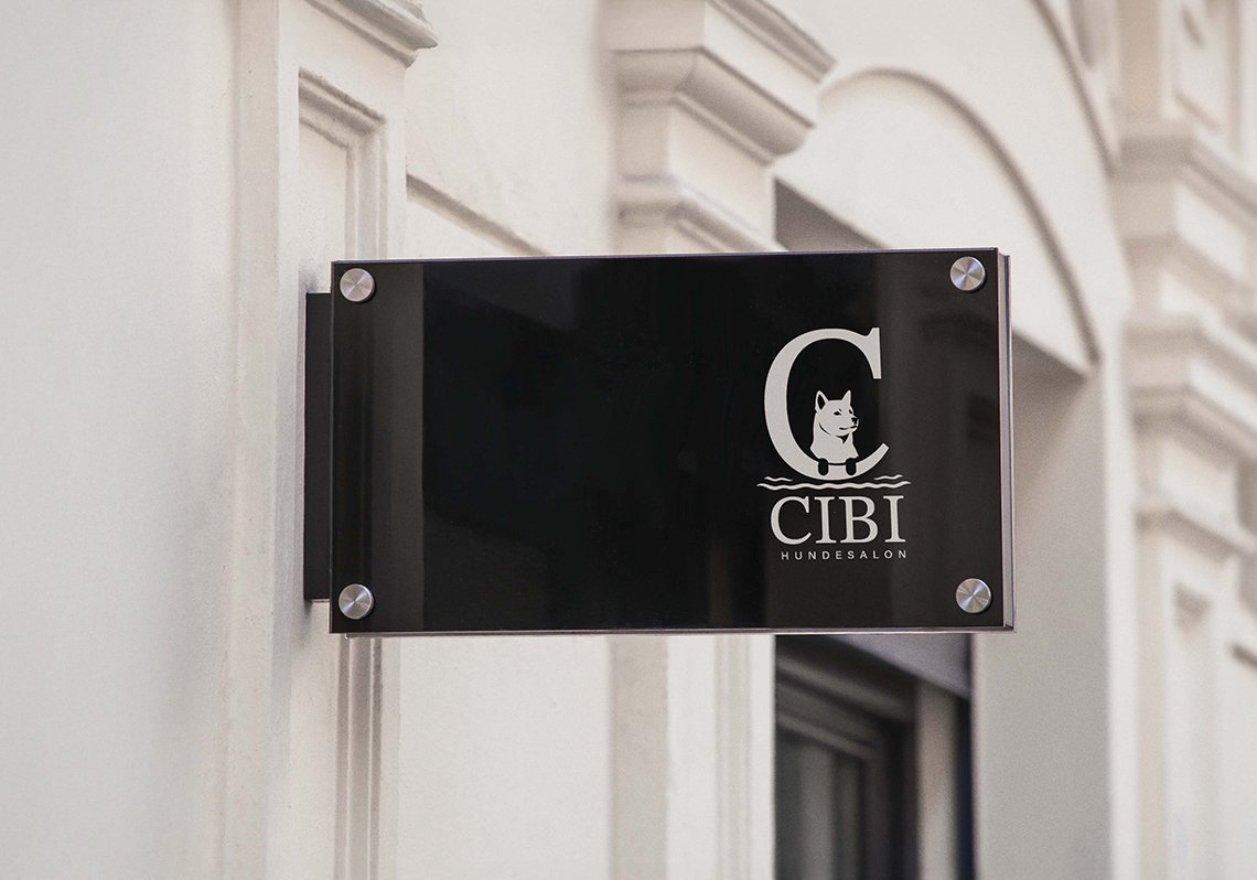 Schwarzes Acrylschild mit Logo des Hundesalons „CIBI“, montiert an einer weißen Fassade – zeigt sitzenden Hund im Signet