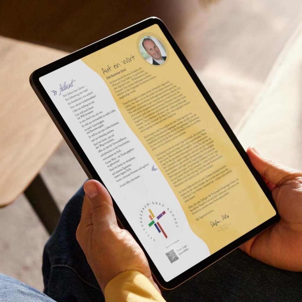 Tablet zeigt einen Artikel aus dem Seelsorgeraum-Blatt Graz-Südost mit Grußwort, Portraitfoto, Logo und QR-Code.