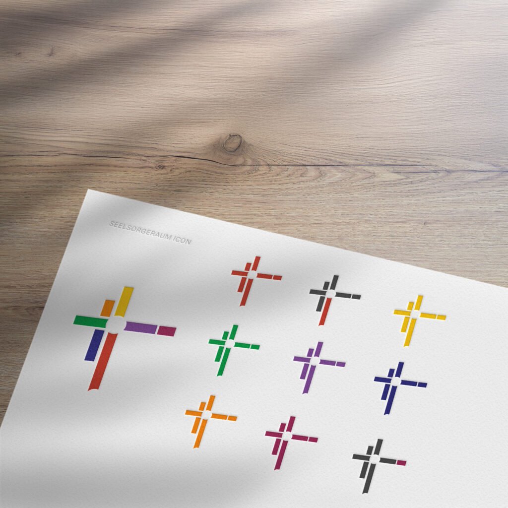 Übersicht mehrerer bunter Kreuz-Logovarianten für den Seelsorgeraum Graz-Südost, dargestellt auf weißem Hintergrund.
