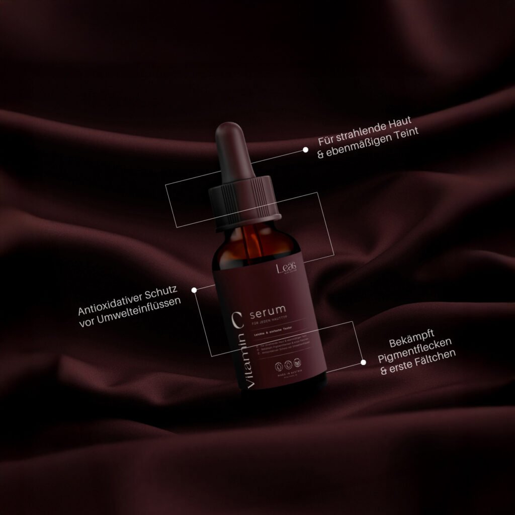 LEAS Serum-Flasche in dunklem Glas mit Pipette, liegt auf elegantem Stoff, ergänzt durch beschriftete Wirkversprechen