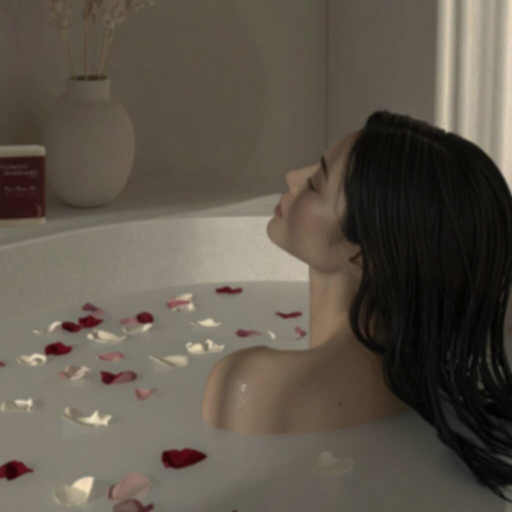 Nahaufnahme einer Frau in einer Milchbadewanne mit roten und weißen Rosenblättern, Blick nach oben gerichtet.