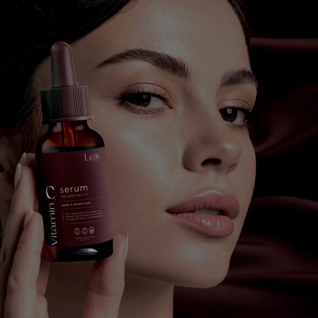 rau mit glänzender, glatter Haut hält ein Vitamin C Serum in dunklem Packaging vor einem bordeauxfarbenen Hintergrund.