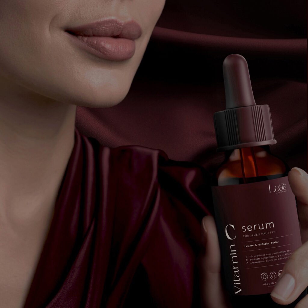 Nahaufnahme einer Frau mit strahlender Haut, die das Vitamin C Serum in der Hand hält. Fokus auf Frische, Glow und Self-Care.