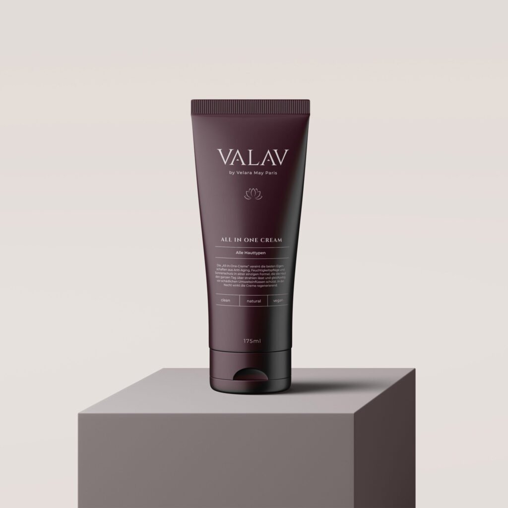 Nahaufnahme einer Tube VALAV All in One Cream auf einem minimalistischen Podest, modernes Produktfoto mit neutralem Hintergrund, Hautpflege für alle Hauttypen.