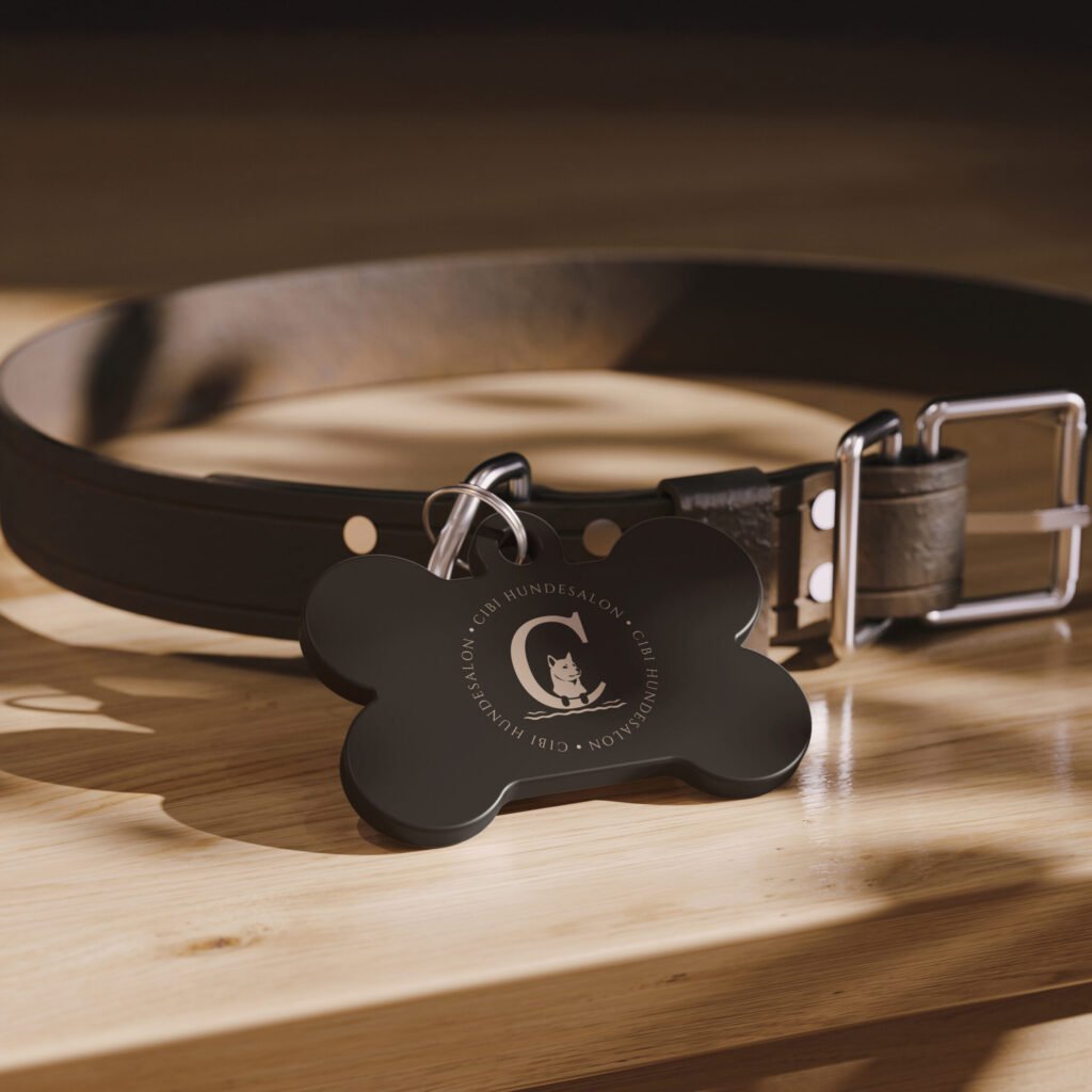 Hundemarke in Knochenform mit goldenem CIBI Hundesalon Logo, befestigt an braunem Lederhalsband – exklusives Branding-Design.