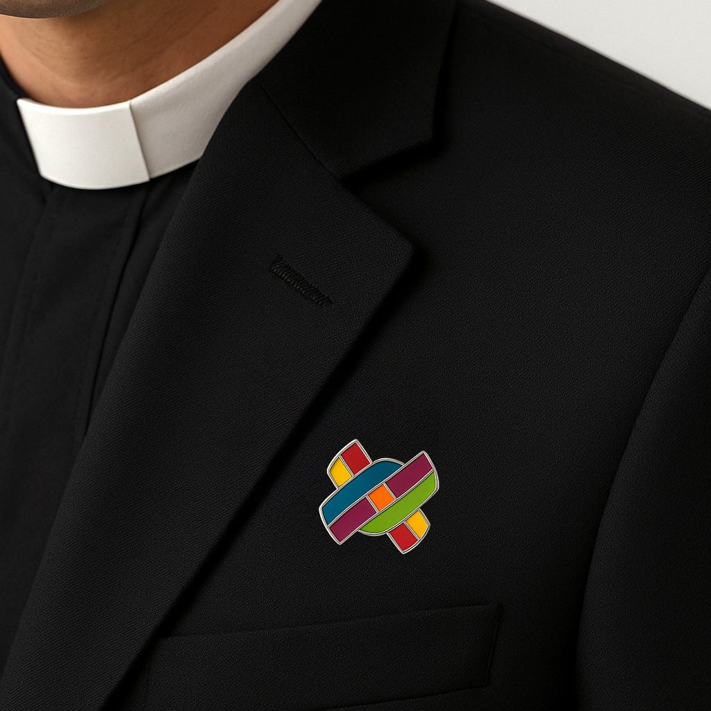 Bunter Logo-Anstecker des Seelsorgeraums Graz-Ost auf dem Sakko eines Priesters, Symbol für Gemeinschaft und Verbundenheit der Pfarren.