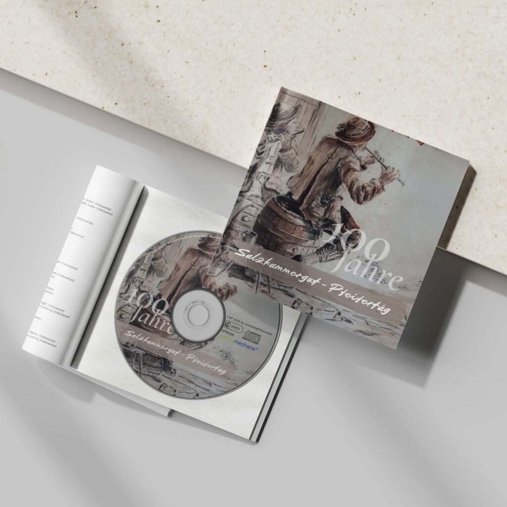 Booklet und CD zum 100-jährigen Pfeifertag mit Illustration von zwei Musikanten auf hellem Hintergrund.
