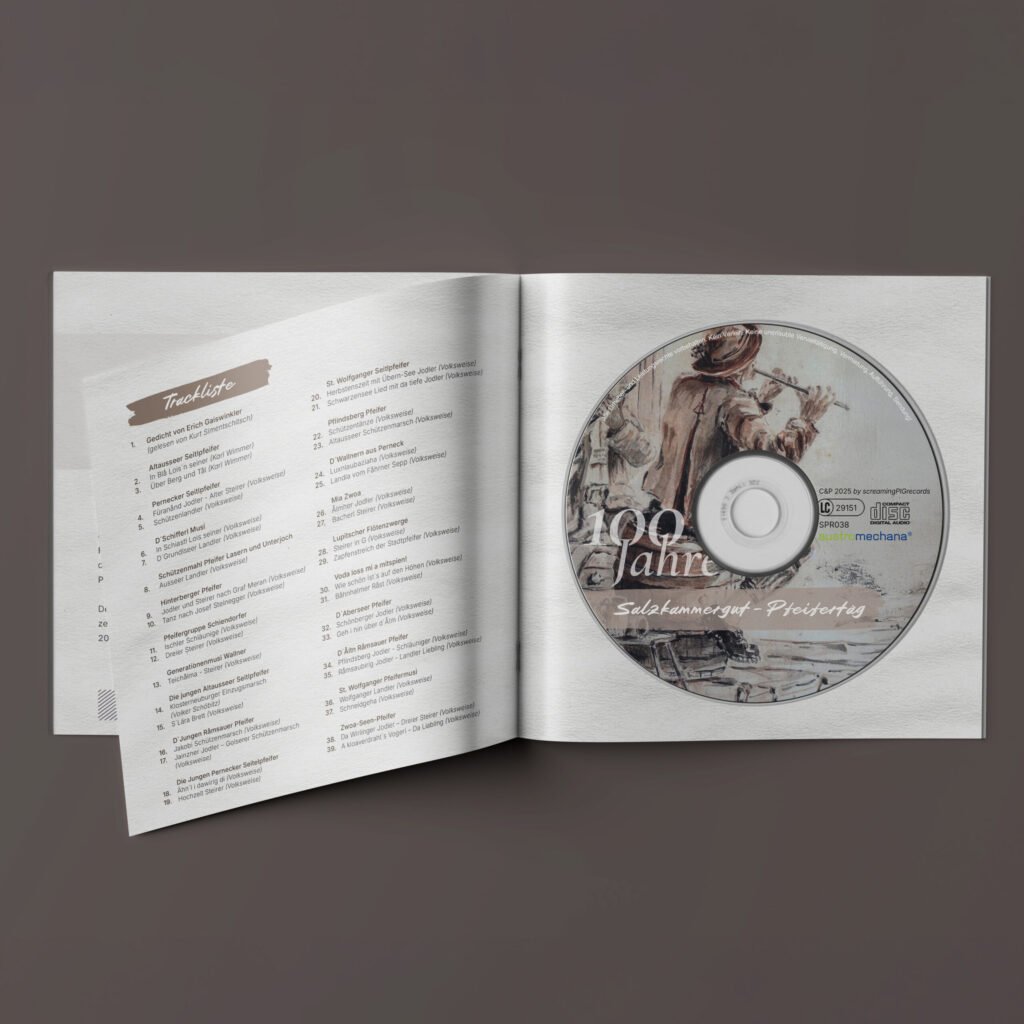 Geöffnetes Booklet zum 100-jährigen Pfeifertag mit Trackliste und eingelegter CD mit Illustrationsmotiv.