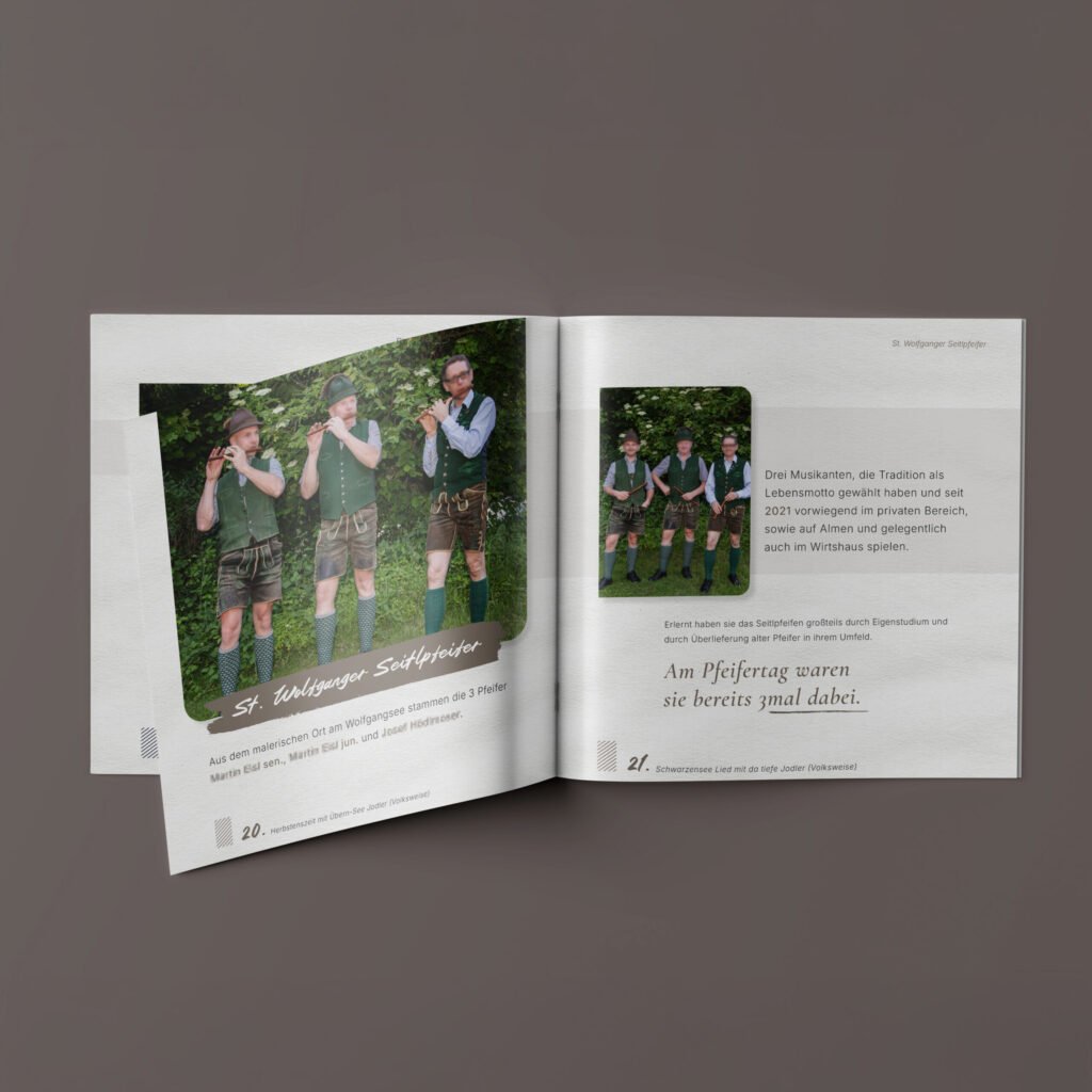 Geöffnetes Booklet zum 100-jährigen Pfeifertag mit Fotografien einer Pfeifergruppe in traditioneller Tracht.