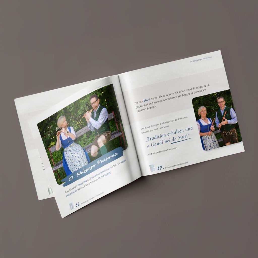 Geöffnetes Booklet zum 100-jährigen Pfeifertag mit Fotografien von Musikant:innen in traditioneller Tracht.