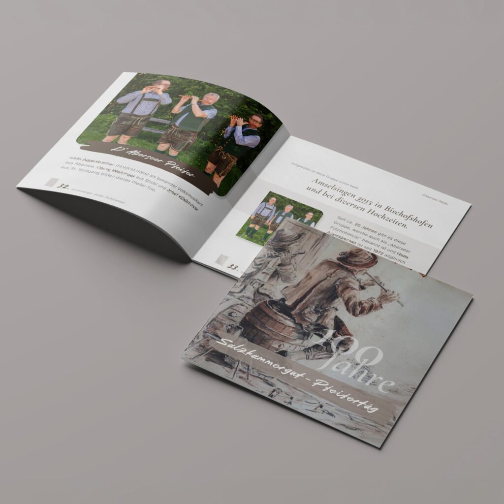 Geöffnetes Booklet zum 100-jährigen Pfeifertag mit Fotografien einer Musikgruppe in traditioneller Tracht.