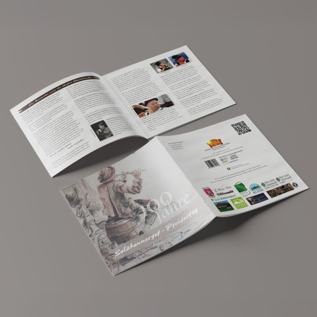 Geöffnetes und geschlossenes Jubiläums-Booklet zum 100-jährigen Pfeifertag mit Texten und Fotografien der teilnehmenden Musikgruppen.