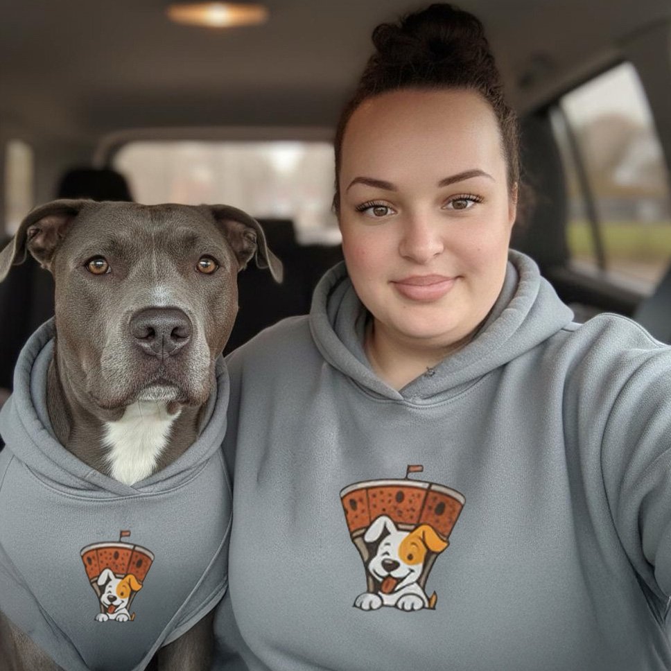 Frau und Hund im Partnerlook mit grauen Hoodie und Hunde-Motiv, modernes Merchandise Design von teyape.design