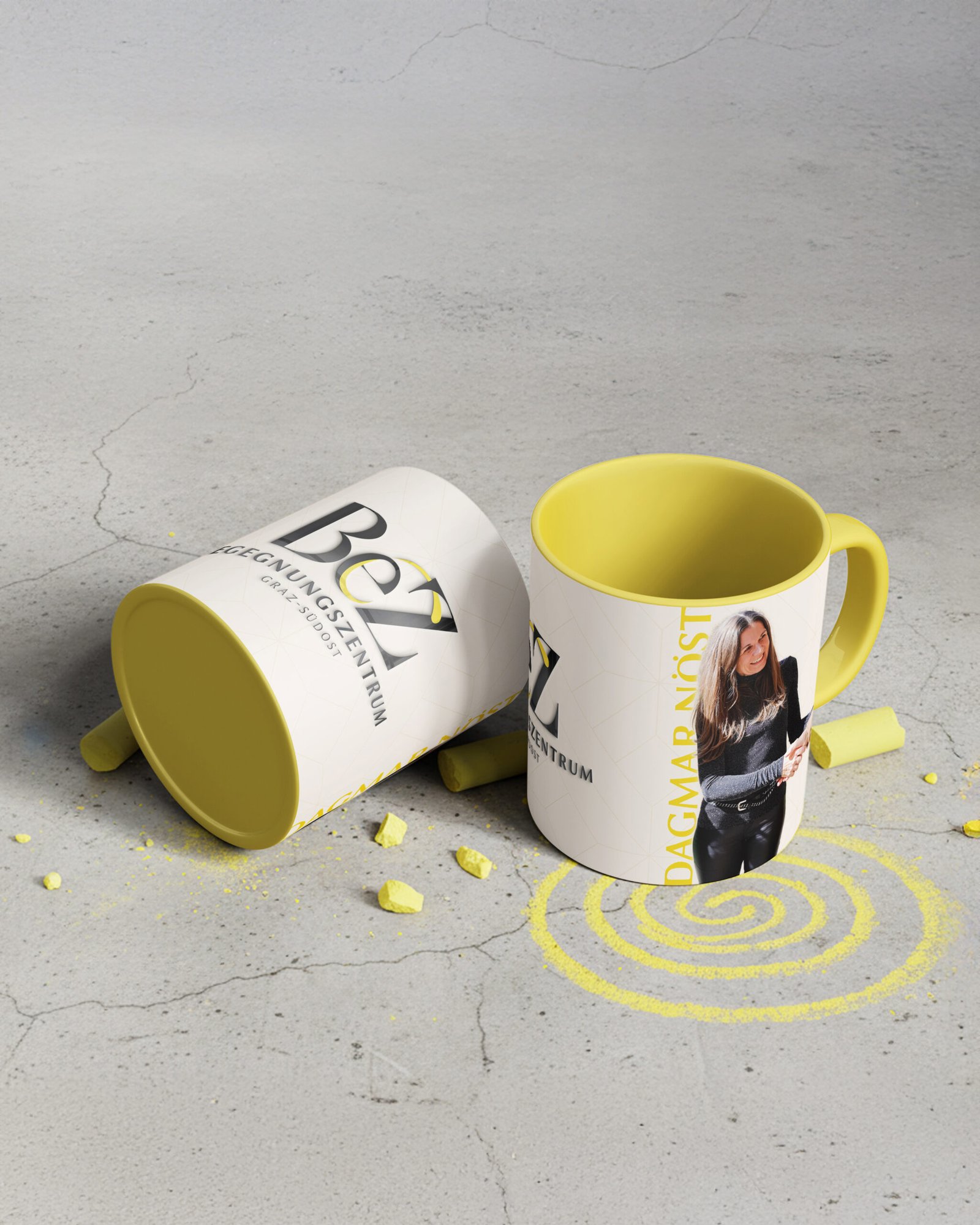 Personalisierte Kaffeetassen mit gelbem Design als Kundengeschenk für das BEZ in Graz
