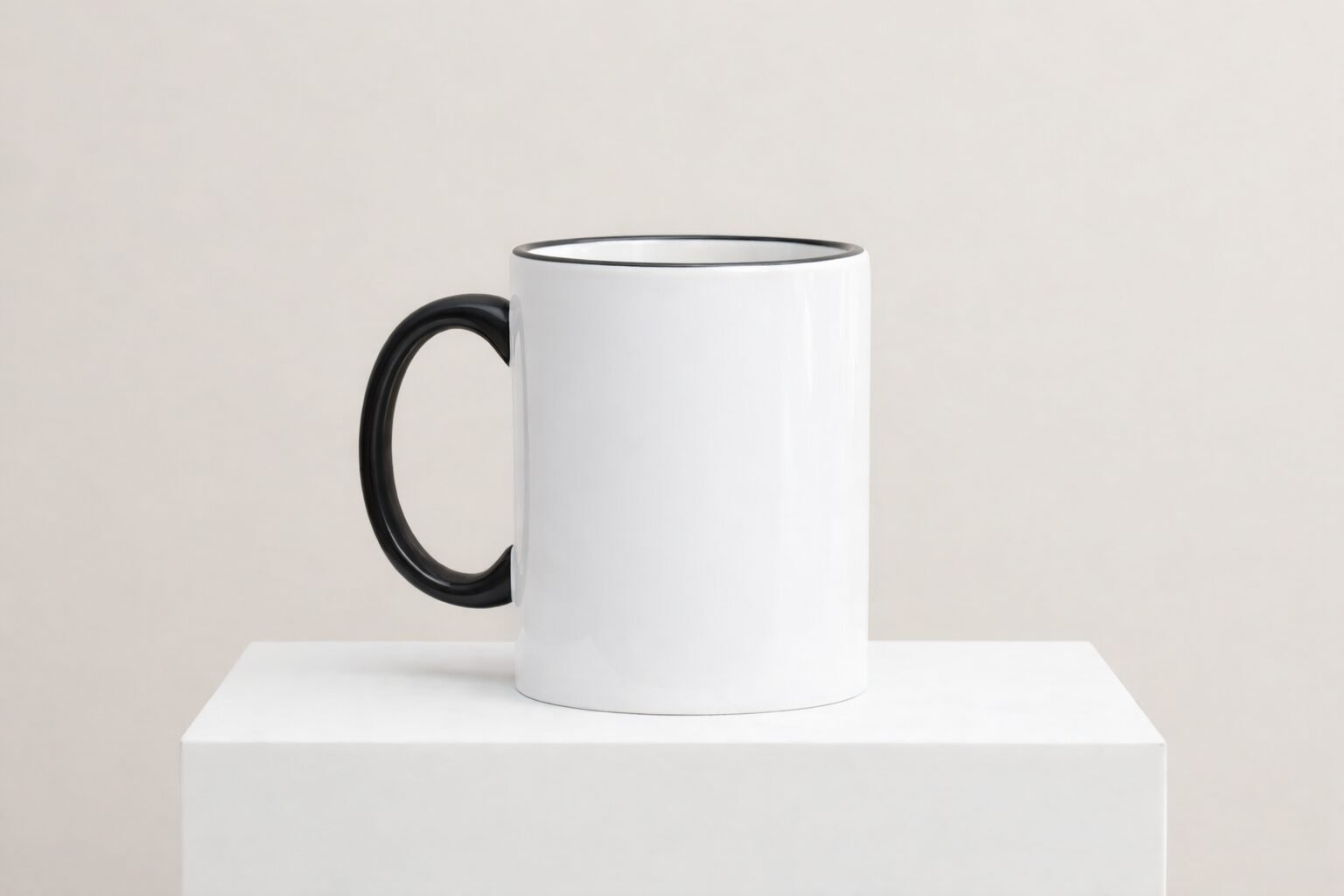 Weiße Keramiktasse mit schwarzem Henkel und schwarzem Innenrand auf weißem Podest vor neutralem Hintergrund