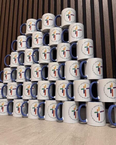 Gestapelte personalisierte Kaffeetassen mit Logo vom Seelsorgeraum Graz-Südwest als Werbemittel von Werbeagentur teyape.design in Graz