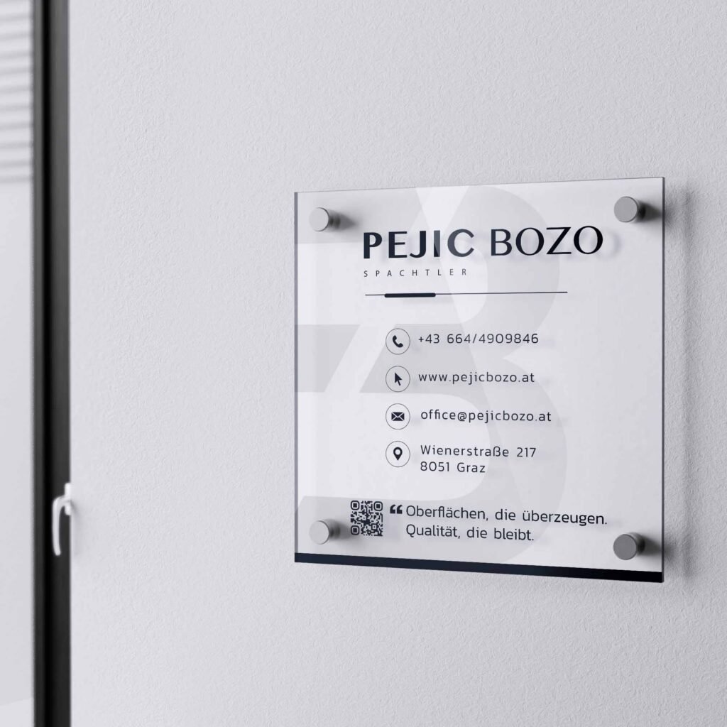 Modernes Firmenschild aus Acrylglas für Pejic Bozo Spachtler in Graz, gestaltet von teyape.design