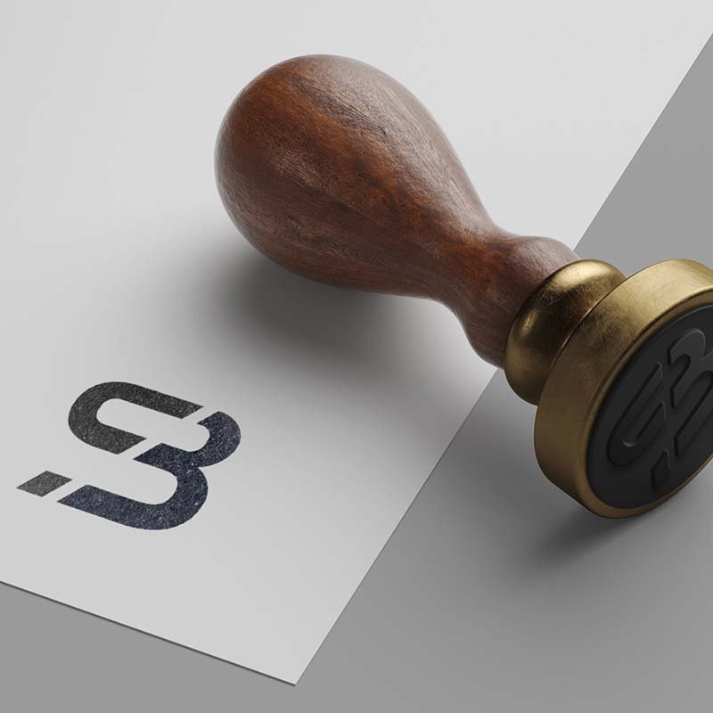 Holzstempel mit geprägtem Logo „PB“ von BOZO PEJIC auf weißem Papier – elegante Visualisierung der Markenidentität