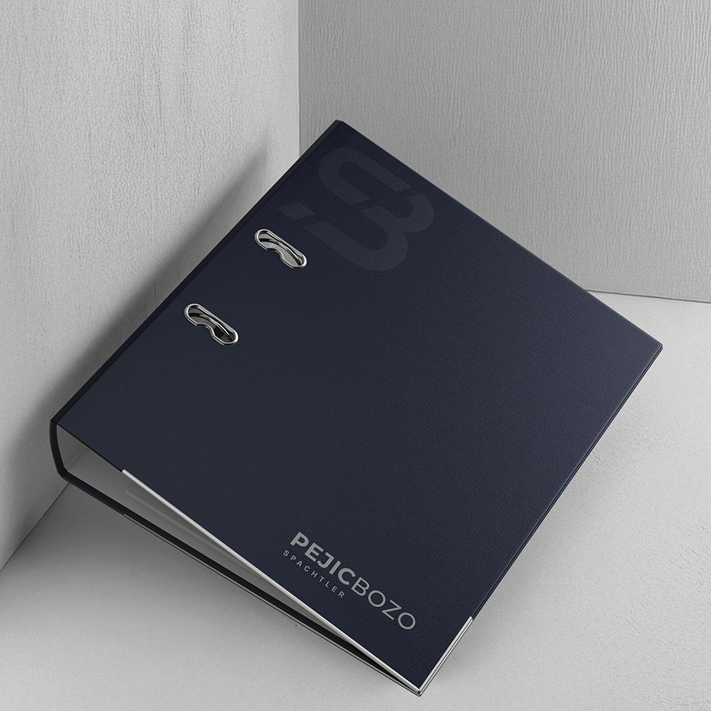 Geschlossener Ordner in Dunkelblau mit geprägtem Logo „PB“ – minimalistisches Design für Handwerksbranding