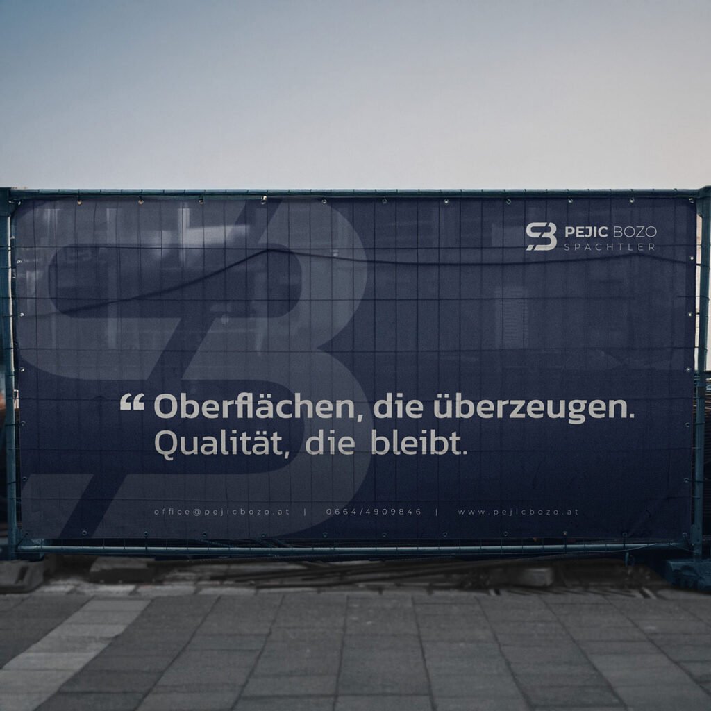 Baustellenbanner mit dem Slogan „Oberflächen, die überzeugen. Qualität, die bleibt.“ und Logo von Pejic Bozo Spachtler Graz