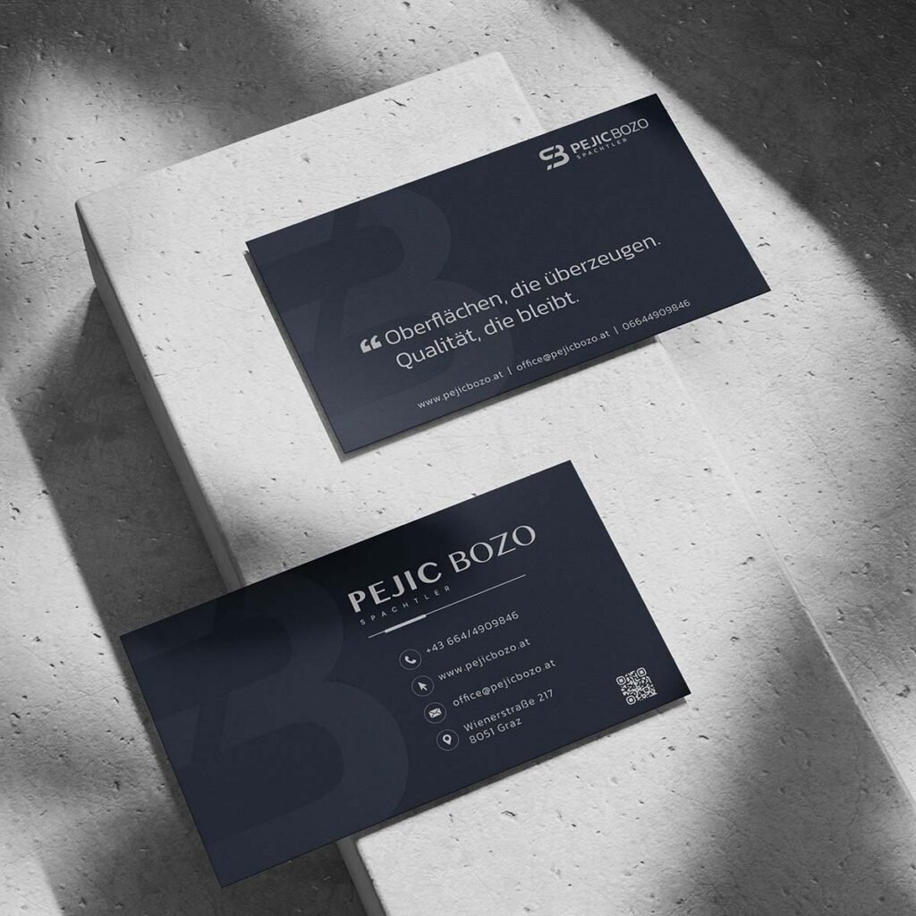 Dunkelblau-graue Visitenkarte von Pejic Bozo Spachtler mit Logo, Kontaktdaten und Slogan – Symbol für Qualität, Handwerkskunst und professionelles Design.