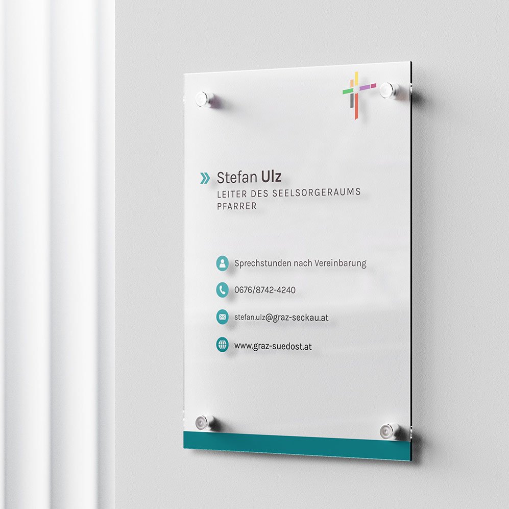 Minimalistisches Acrylglas-Firmenschild für Seelsorgeraum Graz-Südost mit Kontaktdaten, Design von teyape.design