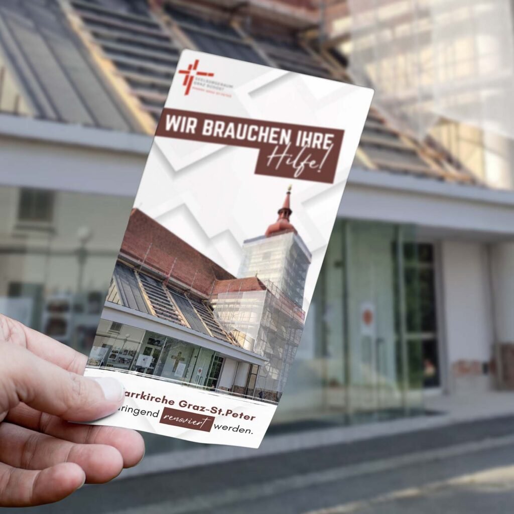 Flyer der Pfarrkirche Graz-St. Peter mit Spendenaufruf, gehalten vor der Kirche.