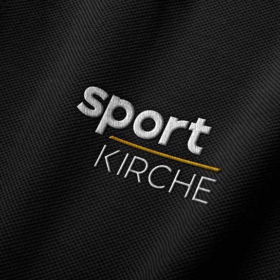 Gesticktes Logo „sportKIRCHE“ auf schwarzem strukturierten Stoff – moderne Markenanwendung für Sportbekleidung.