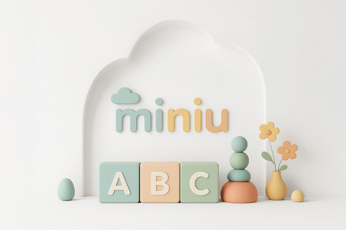 Minimalistisches 3D-Branding mit Schriftzug „miniu“ und pädagogischen Elementen (ABC-Würfel, Bausteine, Blumen) – visuelle Markenwelt für Kindergarten