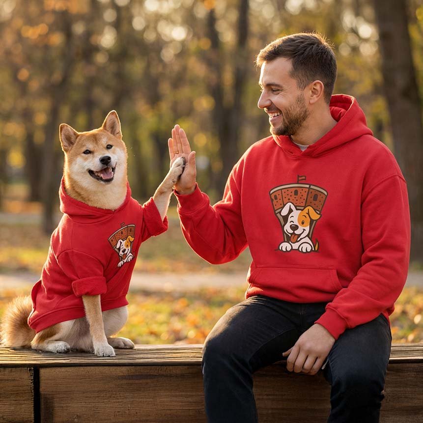 Mann und Hund im Partnerlook mit rotem Hoodie und Hunde-Motiv, modernes Merchandise Design von teyape.design