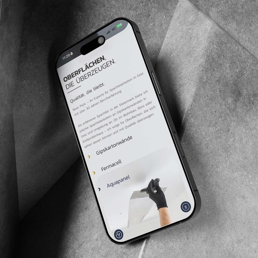 Smartphone zeigt die Leistungsseite von Pejic Bozo Spachtler mit dem Slogan „Oberflächen, die überzeugen. Qualität, die bleibt.“ auf hellem Betonhintergrund.