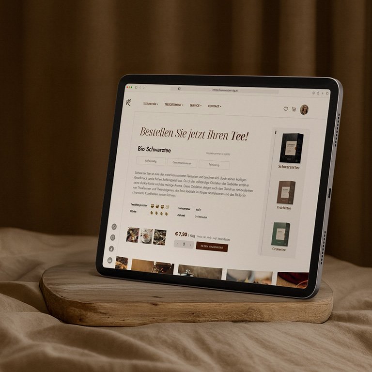Tablet mit Onlineshop einer Teemarke, Produktseite für Bio-Schwarztee mit Preis, Details und Warenkorb-Funktion.
