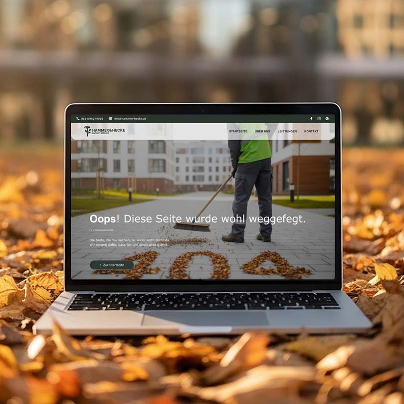 Laptop mit Hammer & Hecke Website auf einer Wiese im Herbst, Facility-Service Graz, professioneller Gebäudeservice, digitale Markenpräsentation