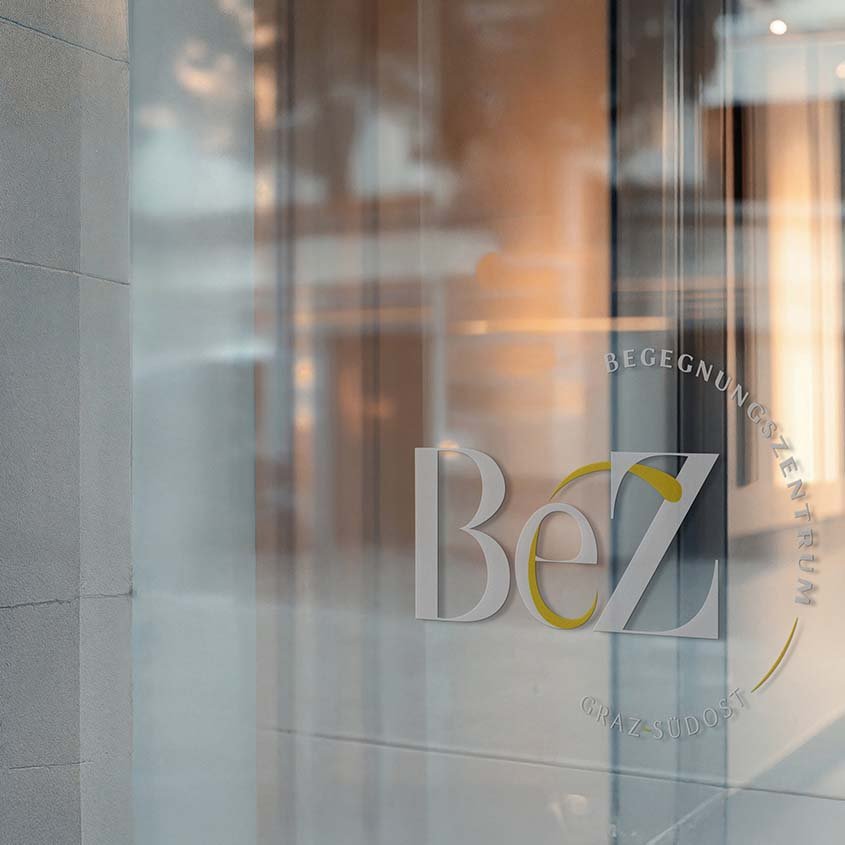 BeZ-Logo als transparenter Aufkleber auf Glastür eines Gebäudes