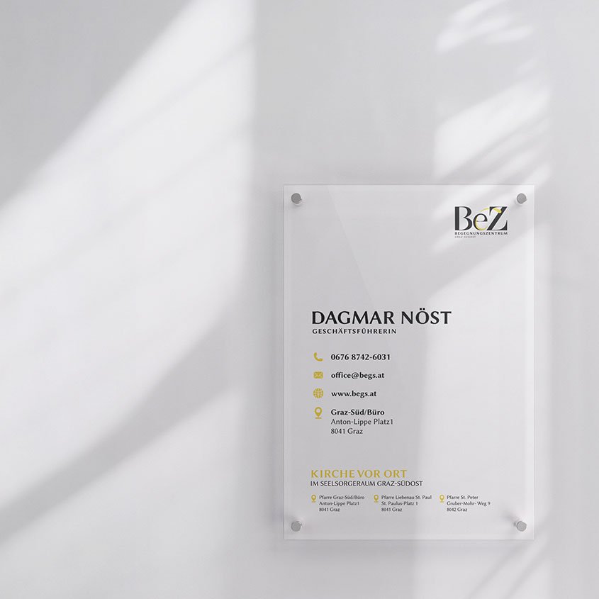 Transparentes Acrylschild mit Logo und Kontaktdaten des BeZ Graz-Südost