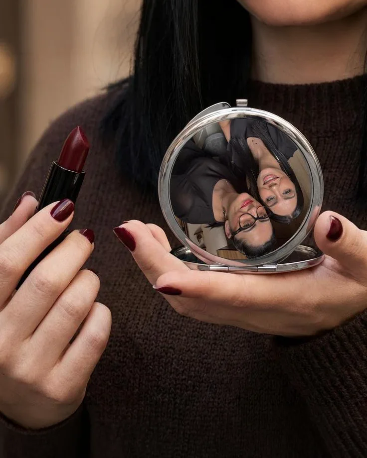 ersonalisierter Kosmetikspiegel mit eigenem Bildmotiv in Silberoptik – gestaltet von teyape.design Graz